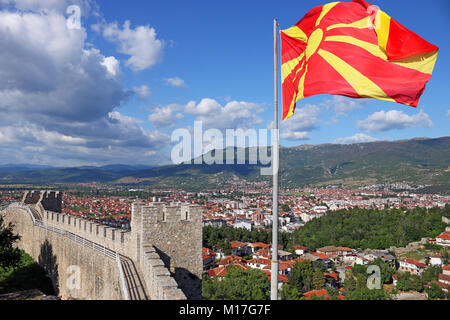 Le drapeau macédonien sur la forteresse de Samuel Ohrid Macédoine Banque D'Images