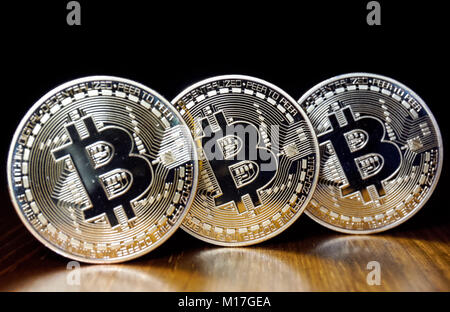 Pièces de monnaie Bitcoin cryptocurrency sur fond noir Banque D'Images