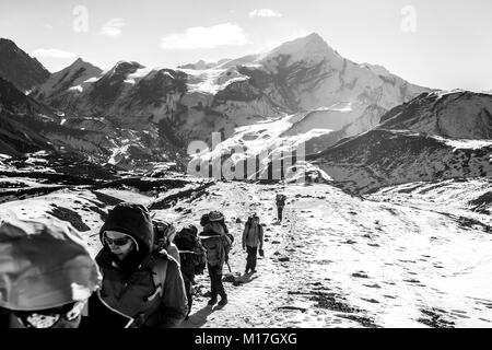 Les touristes sont sur le chemin de Thorong La Pass (5416 m), de l'Annapurna, Trek Himalaya, Népal. Thorong La est le point le plus élevé sur le circuit de l'Annapurna. Banque D'Images