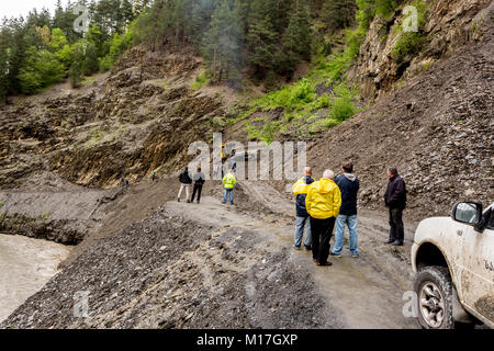 Omalo, Géorgie. Retirer les travailleurs le glissement sur la route de montagne. Tusheti Banque D'Images