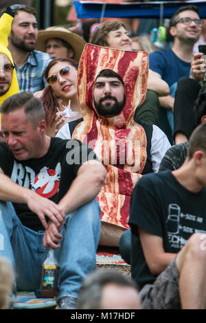 Atlanta, GA, USA - 21 octobre 2017 : un homme porte un costume comme bacon il siège parmi une foule de spectateurs attendent le début de la petite Edition 5 Banque D'Images