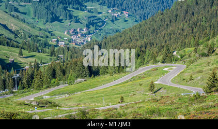 Paysage de montagne en été dans le Trentin-Haut-Adige. Vue depuis le Passo Rolle, Dolomites italiennes, Trento, Italie. Banque D'Images