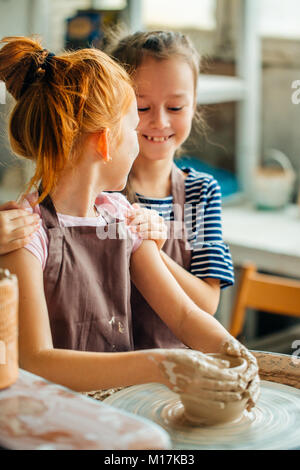 Processus de travail avec l'argile de potier. Deux jeunes filles la poterie en studio Banque D'Images