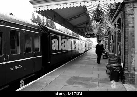 Voitures d'enfants en attente à la plate-forme 1 de la gare de Toddington dans le Gloucestershire Banque D'Images