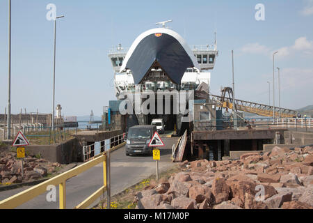 Arran ferry Caledonian Isles ou Chaledonia Eileanan de voile sur Arran Brodick le débarquement des passagers à Ardrossan Harbour Ayrshire en Écosse Banque D'Images