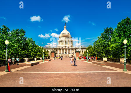 Washington DC - 6 juin 2017 : United States Capitol Building à Washington DC - Façade est du célèbre monument US avec les touristes. Banque D'Images