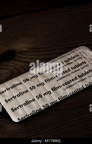 Comprimés antidépresseurs Sertraline - 27 janvier 2018 - bande de 50 mg comprimés pelliculés Sertraline sur un fond de bois Banque D'Images