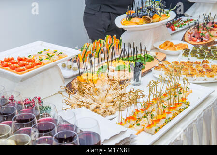 Table de restauration avec des plats de nourriture, des collations et des boissons alcoolisées et non alcoolisées pour les clients de l'événement. Au service d'une rencontre d'affaires, party, mariages. Focus sélectif. Banque D'Images