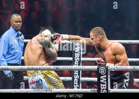 Riga, Lettonie. 28 janvier 2018. Super Série mondiale de boxe combat de demi-finale entre Mairis Briedis et Oleksandr Usyk. Crédit : Arena Gints Ivuskans/Alamy Live News Banque D'Images