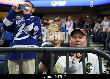 Tampa, Floride, USA. 27 Jan, 2018. DIRK SHADD | fois .Olivia McNally regarde avec son papa Jason Stoddart pendant l'échauffement avant la compétition des compétences des étoiles de la LNH à Amalie Arena de Tampa (Samedi 01/27/18) Credit : Dirk Shadd/Tampa Bay Times/ZUMA/Alamy Fil Live News Banque D'Images