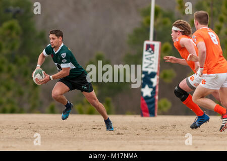 Southern Pines, N.C, USA. 27 Jan, 2018. 27 janvier 2018 - Southern Pines, NC, USA - Southern Pines' Zach Miller est rapide sur ses pieds au cours d'une conférence non-hommes match de rugby entre les pins du sud gros cônes et Clemson Tigers Rugby Club, à la National Athletic Village de Southern Pines, N.C. Southern Pines défait Clemson, 34-29 dans le match d'optimisation avant de pins du sud commence la deuxième moitié de Carolina Rugby Union matrix jouer la semaine prochaine. Credit : Timothy L. Hale/ZUMA/Alamy Fil Live News Banque D'Images