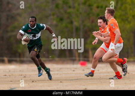 Southern Pines, N.C, USA. 27 Jan, 2018. 27 janvier 2018 - Southern Pines, NC, USA - Southern Pines' Shawn Riley de courses le terrain au cours d'une conférence non-hommes match de rugby entre les pins du sud gros cônes et Clemson Tigers Rugby Club, à la National Athletic Village de Southern Pines, N.C. Southern Pines défait Clemson, 34-29 dans le match d'optimisation avant de pins du sud commence la deuxième moitié de Carolina Rugby Union matrix jouer la semaine prochaine. Credit : Timothy L. Hale/ZUMA/Alamy Fil Live News Banque D'Images