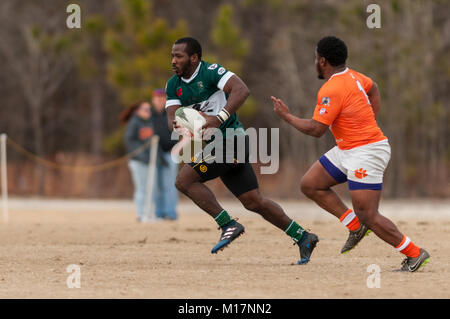 Southern Pines, N.C, USA. 27 Jan, 2018. 27 janvier 2018 - Southern Pines, NC, USA - Southern Pines' Shawn Riley trouve son rythme au cours d'une conférence non-hommes match de rugby entre les pins du sud gros cônes et Clemson Tigers Rugby Club, à la National Athletic Village de Southern Pines, N.C. Southern Pines défait Clemson, 34-29 dans le match d'optimisation avant de pins du sud commence la deuxième moitié de Carolina Rugby Union matrix jouer la semaine prochaine. Credit : Timothy L. Hale/ZUMA/Alamy Fil Live News Banque D'Images