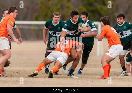 Southern Pines, N.C, USA. 27 Jan, 2018. 27 janvier 2018 - Southern Pines, NC, USA - Southern Pines' Houston est enveloppé au cours d'une conférence non-hommes match de rugby entre les pins du sud gros cônes et Clemson Tigers Rugby Club, à la National Athletic Village de Southern Pines, N.C. Southern Pines défait Clemson, 34-29 dans le match d'optimisation avant de pins du sud commence la deuxième moitié de Carolina Rugby Union matrix jouer la semaine prochaine. Credit : Timothy L. Hale/ZUMA/Alamy Fil Live News Banque D'Images