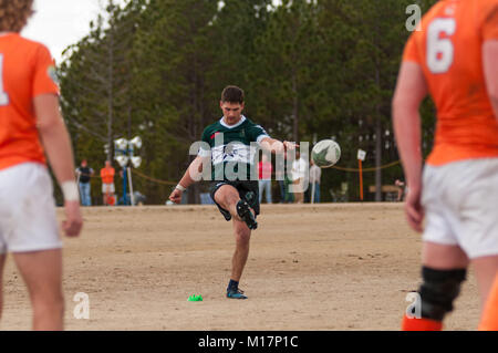 Southern Pines, N.C, USA. 27 Jan, 2018. 27 janvier 2018 - Southern Pines, NC, USA - Southern Pines' Zach Miller kicks une conversion au cours d'une conférence non-hommes match de rugby entre les pins du sud gros cônes et Clemson Tigers Rugby Club, à la National Athletic Village de Southern Pines, N.C. Southern Pines défait Clemson, 34-29 dans le match d'optimisation avant de pins du sud commence la deuxième moitié de Carolina Rugby Union matrix jouer la semaine prochaine. Credit : Timothy L. Hale/ZUMA/Alamy Fil Live News Banque D'Images