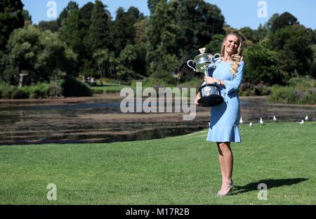 Melbourne, Australie. 28 janvier, 2018. Caroline Wozniacki de Danemark pose fièrement avec son trophée de l'Open d'Australie, le programme Daphne Akhurst Memorial Cup dans les jardins botaniques royaux de Melbourne, Australie, le 28 janvier 2018. Credit : Bai Xuefei/Xinhua/Alamy Live News