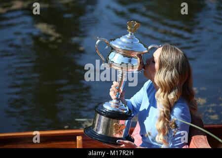Melbourne, Australie. 28 janvier, 2018. Caroline Wozniacki du Danemark l'embrasse Australian Open trophy, le programme Daphne Akhurst Memorial Cup dans les jardins botaniques royaux de Melbourne, Australie, le 28 janvier 2018. Credit : Bai Xuefei/Xinhua/Alamy Live News