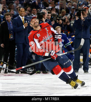 Tampa, Floride, USA. 27 Jan, 2018. ALEXANDER OVECHKIN des Capitals de Washington réagit après avoir remporté le plus tourné au cours de la formation professionnelle et des étoiles de la LNH, à Amalie Arena. Credit : Dirk Shadd/Tampa Bay Times/ZUMA/Alamy Fil Live News Banque D'Images