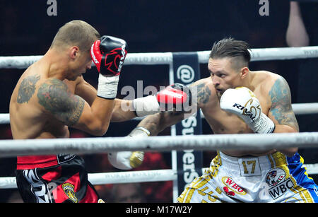 Riga, Lettonie. 27 Jan, 2018. WBO (World Boxing Organisation) Champion boxeur Ukrainien Oleksandr Usyk (R) se bat contre WBC (World Boxing Council) Champion boxeur letton Mairis Briedis au cours de la Super Série mondiale de boxe division cruiserweight demi-finale à l'Arena Riga à Riga, en Lettonie, du 27 janvier 2018. Oleksandr Usyk a été couronné champion du monde cruiserweight unifiée par les chants Mairis Briedis sur des points en demi-finale le samedi. Credit : Janis/Xinhua/Alamy Live News Banque D'Images