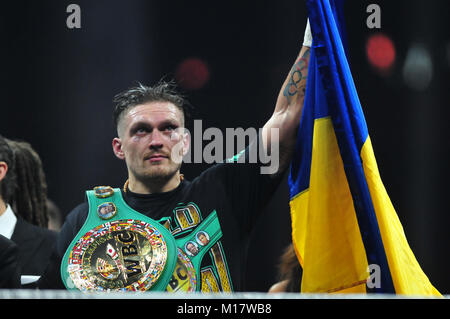 Riga, Lettonie. 27 Jan, 2018. WBO (World Boxing Organisation) Champion boxeur Ukrainien Oleksandr Usyk porte WBC (World Boxing Council) après avoir défait la ceinture de Champion WBC boxeur letton Mairis Briedis au cours de la Super Série mondiale de boxe division cruiserweight demi-finale à l'Arena Riga à Riga, en Lettonie, du 27 janvier 2018. Oleksandr Usyk a été couronné champion du monde cruiserweight unifiée par les chants Mairis Briedis sur des points en demi-finale le samedi. Credit : Janis/Xinhua/Alamy Live News Banque D'Images