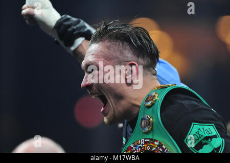 Riga, Lettonie. 27 Jan, 2018. WBO (World Boxing Organisation) Champion boxeur Ukrainien Oleksandr Usyk célèbre après avoir battu WBC (World Boxing Council) Champion boxeur letton Mairis Briedis au cours de la Super Série mondiale de boxe division cruiserweight demi-finale à l'Arena Riga à Riga, en Lettonie, du 27 janvier 2018. Oleksandr Usyk a été couronné champion du monde cruiserweight unifiée par les chants Mairis Briedis sur des points en demi-finale le samedi. Credit : Janis/Xinhua/Alamy Live News Banque D'Images