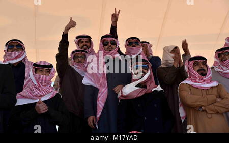 Riyadh, Arabie saoudite. 28 janvier, 2018. Les hommes d'arabie pendant un chameau cheer concours de beauté dans le Rumah, quelque 160 kilomètres à l'est de Riyad, capitale de l'Arabie saoudite, le 28 janvier 2018. Le Chameau Roi Abdulaziz annuel Festival, le plus grand spectacle historique dans le Golfe, ont eu lieu ici et a attiré quelque 30 000 chameaux et 300 000 visiteurs cette année. Credit : Wang Bo/Xinhua/Alamy Live News Banque D'Images