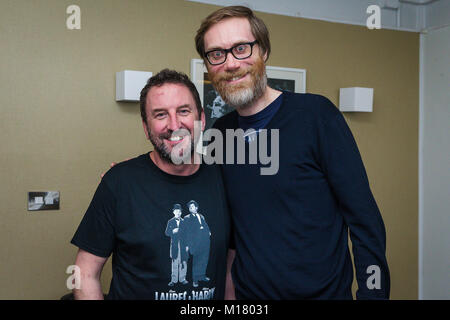 Bristol, Royaume-Uni. 28 janvier 2018. Lee Mack et Stephen Merchant backstage au Bristol Festival 2018 Slapstick au Colston Hall Crédit : David Betteridge/Alamy Live News Banque D'Images