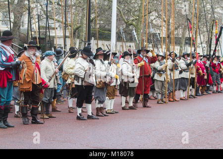 London UK. 28 janvier 2018. Les participants habillés en guerre civile anglaise de vêtements pour la reconstitution de l'exécution de Charles I qui a été prise par l'armée du roi du Palais St James à la maison des Banquets au Palais de Whitehall, Londres pour son exécution le 30 janvier 1649 Credit : amer ghazzal/Alamy Live News Banque D'Images