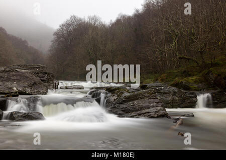 Cwmrheidol (vallée de Rheidol), Ceredigion, pays de Galles, Royaume-Uni 28 janvier 2018 UK Weather : Morning Mist s'attarde le long de la vallée bordée d'comme la rivière Rheidol se précipite sur les roches altérées le long Cwmrheidol ce matin avec bruine humide météo. © Ian Jones/Alamy Live News. Banque D'Images