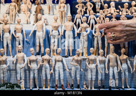 Londres, Royaume-Uni. 28 janvier 2018. Un exposant organise des poupées miniatures à la City de Londres Dollshouse Festival. Credit : Vickie Flores/Alamy Live News Banque D'Images