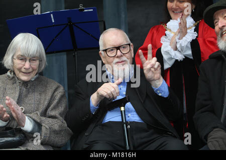 London UK 28 janvier 2018 Pop artiste : Sir Peter Blake mieux connu pour co-créer cette housse pour l'album des Beatles Sgt. Pepper's Lonely Hearts Club Band à l'occasion du dévoilement de la murale Chronologie Chiswick à Turnham Green Terrace,assisté par Marthe Armitage,Anglais fond d'artiste, et Jan Pienkowski,livres pour enfants writter, en présence du maire de Hounslow, Sue Samson ,le sous-Lord Lieutenant d'Hounslow,Maria Pedro et le député de Brentford & Isleworth, Ruth Cadbury. Quiezada-Neiman@Paul/Alamy Live News Banque D'Images