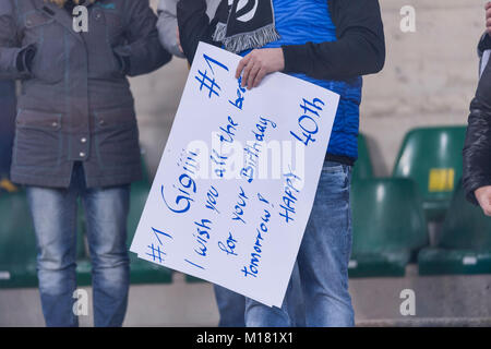 Joyeux anniversaire à Gianluigi Buffon de la Juventus partisans pendant l'Italien 'Serie' un match entre Chievo Vérone AC 0-2 la Juventus au Stadio Marc'Antonio Bentegodi le 27 janvier, 2018 à Vérone, Italie. Credit : Maurizio Borsari/AFLO/Alamy Live News Banque D'Images