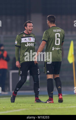 Sami Khedira et Federico Bernardeschi de Juventus célèbre après avoir marqué le troisième but de son équipe au cours de l'Italien 'Serie' un match entre Chievo Vérone AC 0-2 la Juventus au Stadio Marc'Antonio Bentegodi le 27 janvier, 2018 à Vérone, Italie. Credit : Maurizio Borsari/AFLO/Alamy Live News Banque D'Images