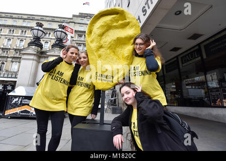 Londres, Royaume-Uni. 28 janvier 2018. Les représentants d'Amnesty International posent à l'extérieur de la gare de Charing Cross avec une oreille géante dans le cadre d'une campagne intitulée "J'écoute". L'amnistie est attirer l'attention du public sur la situation critique de Ni Yulan, un ex-avocat et activiste en Chine, qui a été arrêté et emprisonné pour avoir défendu les droits au logement Crédit : Stephen Chung / Alamy Live News Banque D'Images