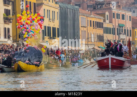 Venise, Italie. 28 janvier 2018. Une vinaigrette rameur curiepe voiles sur Canal Canaregio à la fin de la régate traditionnelle pour l'ouverture de la 2018 Carnaval de Venise le 28 janvier 2018 à Venise, Italie. Le thème de l'édition 2018 du Carnaval de Venise est 'jouant' et se déroule du 27 janvier au 13 février. Awakening : Crédit Photo Agency/Alamy Live News Banque D'Images