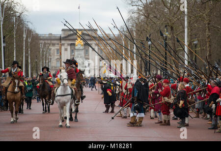 Le Mall, Londres, Royaume-Uni. 28 janvier 2018. L'armée du roi marche annuelle a lieu, effectuées par les membres de la guerre civile anglaise, la société et suit la route empruntée par le Roi Charles I de Palais St James, le long du Mall au lieu de sa décapitation à Banqueting House à Whitehall le 30 janvier 1649. Une couronne est mis à exécution son site. Credit : Malcolm Park/Alamy Live News. Banque D'Images