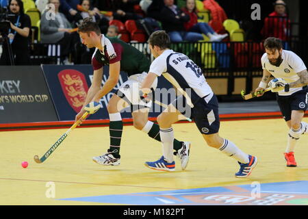 Super Jaffa 6s - East Grinstead v Surbiton dans la demi-finale masculine, le cuivre fort Arena, le Parc Olympique, Londres, Royaume-Uni. 28 janvier 2018. Credit : Grant Burton/Alamy Live News Banque D'Images