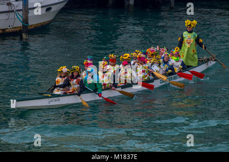 Venise, Italie. 28 janvier 2018. Une vinaigrette rameur curiepe voiles sur Canal Canaregio à la fin de la régate traditionnelle pour l'ouverture de la 2018 Carnaval de Venise le 28 janvier 2018 à Venise, Italie. Le thème de l'édition 2018 du Carnaval de Venise est 'jouant' et se déroule du 27 janvier au 13 février. Awakening : Crédit Photo Agency/Alamy Live News Banque D'Images