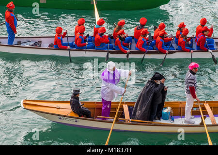 Venise, Italie. 28 janvier 2018. Une vinaigrette rameur curiepe voiles sur Canal Canaregio à la fin de la régate traditionnelle pour l'ouverture de la 2018 Carnaval de Venise le 28 janvier 2018 à Venise, Italie. Le thème de l'édition 2018 du Carnaval de Venise est 'jouant' et se déroule du 27 janvier au 13 février. Awakening : Crédit Photo Agency/Alamy Live News Banque D'Images