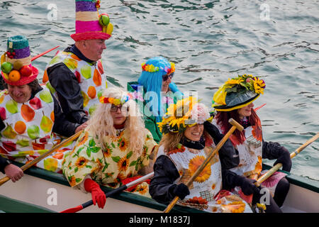 Venise, Italie. 28 janvier 2018. Une vinaigrette rameur curiepe voiles sur Canal Canaregio à la fin de la régate traditionnelle pour l'ouverture de la 2018 Carnaval de Venise le 28 janvier 2018 à Venise, Italie. Le thème de l'édition 2018 du Carnaval de Venise est 'jouant' et se déroule du 27 janvier au 13 février. Awakening : Crédit Photo Agency/Alamy Live News Banque D'Images