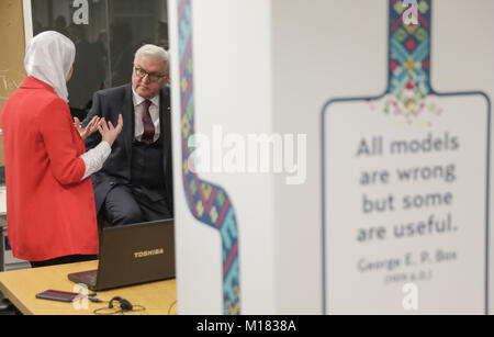 Amman, Jordanie. 28 janvier, 2018. Le président allemand Frank-Walter Steinmeier montres un chercheur lors d'une visite de travail au Roi Hussein Business Park à Amman, Jordanie, 28 janvier 2018. Son voyage de cinq jours va le rencontrer le Roi Abdallah II de Jordanie, visiter un camp de réfugiés ainsi que de hauts responsables politiques libanais. Credit : Jörg Carstensen/dpa/Alamy Live News Banque D'Images