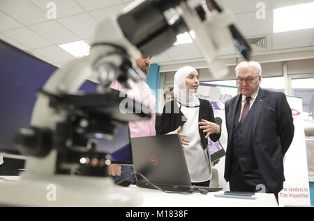 Amman, Jordanie. 28 janvier, 2018. Le président allemand Frank-Walter Steinmeier montres un chercheur lors d'une visite de travail au Roi Hussein Business Park à Amman, Jordanie, 28 janvier 2018. Son voyage de cinq jours va le rencontrer le Roi Abdallah II de Jordanie, visiter un camp de réfugiés ainsi que de hauts responsables politiques libanais. Credit : Jörg Carstensen/dpa/Alamy Live News Banque D'Images