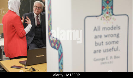 Amman, Jordanie. 28 janvier, 2018. Le président allemand Frank-Walter Steinmeier montres un chercheur lors d'une visite de travail au Roi Hussein Business Park à Amman, Jordanie, 28 janvier 2018. Son voyage de cinq jours va le rencontrer le Roi Abdallah II de Jordanie, visiter un camp de réfugiés ainsi que de hauts responsables politiques libanais. Credit : Jörg Carstensen/dpa/Alamy Live News Banque D'Images