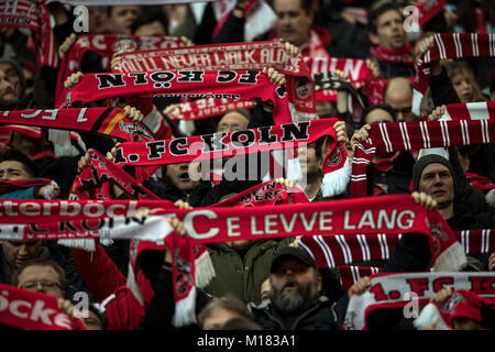 Cologne fans chanter et contenir jusqu'écharpes avant de la Bundesliga match de football entre 1. FC Cologne et FC Augsburg le stade RheinEnergieStadion à Cologne, Allemagne, 27 janvier 2018. Photo : Federico Gambarini/dpa Banque D'Images