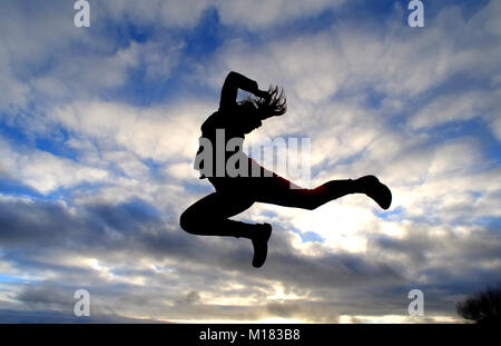 Lewes, UK. 28 janvier 2018. Une jeune fille profiter de la brève période de temps plus chaud ce soir comme le mercure a atteint deux chiffres dans le sud. © Peter Cripps/Alamy Live News. Banque D'Images