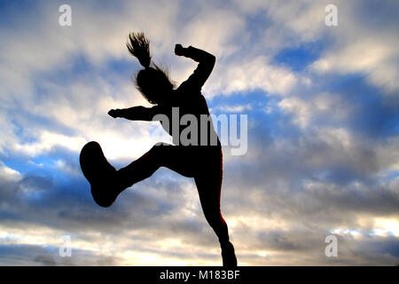 Lewes, UK. 28 janvier 2018. Une jeune fille profiter de la brève période de temps plus chaud ce soir comme le mercure a atteint deux chiffres dans le sud. © Peter Cripps/Alamy Live News. Banque D'Images