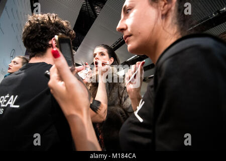 Madrid, Espagne. 27 janvier, 2018. Un modèle est un miroir après le spectacle de Miguel Marin au cours de la Semaine de la mode Mercedes Benz Automne/Hiver 2018 de Madrid à l'Ifema le 27 février 2018 à Madrid, Espagne. ©david Gato/Alamy Live News Banque D'Images