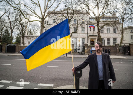 Londres, Royaume-Uni. 28 janvier, 2018. La protestation en face de la Fédération Ukrainiens Ambassade dans l'ouest de Londres à la demande d'un boycott de la prochaine Coupe du Monde de la FIFA 2018 en Russie. Autres offres : le Gouvernement britannique continue la pression sur la Russie afin d'assurer l'intégrité territoriale et de la souveraineté, et de rétablir la paix en Ukraine. © Guy Josse/Alamy Live News Banque D'Images