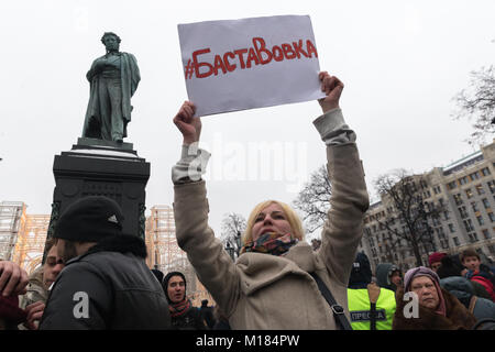 Moscou, Russie. 28 janvier, 2018. Les manifestants tenir une bannières lors d'une manifestation à Moscou, Russie. Homme politique de l'opposition Alexeï Navalny appels de protestation à la suite de la décision de la Commission électorale centrale d'interdire sa candidature présidentielle. Credit : Victor/Vytolskiy Alamy Live News Banque D'Images