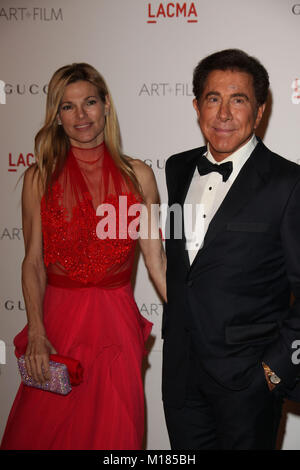 LOS ANGELES, CA - 05 NOVEMBRE : Steve Wynn assiste au Gala des arts et du film de LACMA avec Clint Eastwood et John Baldessari présenté par Gucci à LACMA le 5 novembre 2011 à Los Angeles, Californie. Personnes: SMG Steve Wynn, Andrea Hissom-Wynn Réf. De la transmission: MNC Banque D'Images